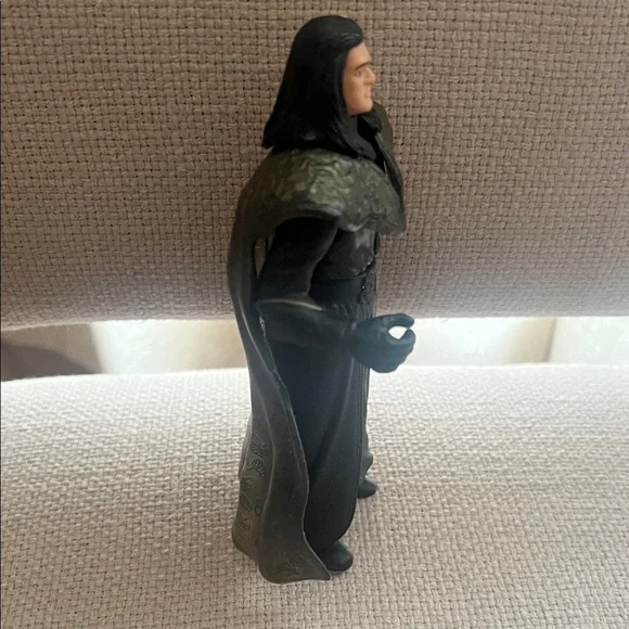 Black and Gray Action Figure - Picture 4 of 5